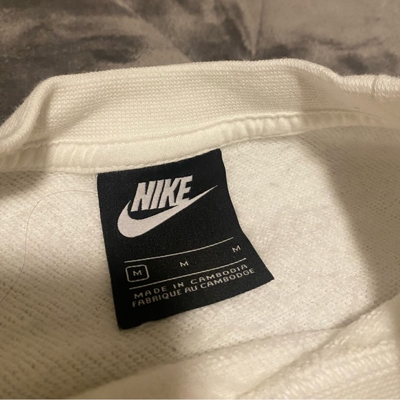 Black and white Nike cropped longsleeve/sweatshirt size medium - Picture 3 of 4